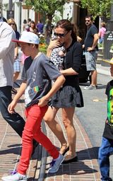 组图：贝克汉姆千金首曝光 小脸肉嘟嘟可爱至极