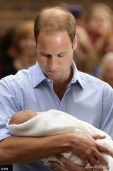 组图：凯特王妃威廉王子抱皇家新生儿亮相