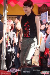 组图：《大稻埕》沿街发红包 猪哥亮隋棠亮相