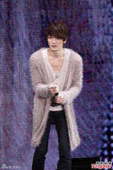 组图：金在中巡演台湾收官 宽肩窄腰细长腿