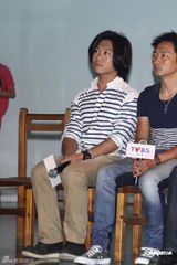 组图：五月天献爱心助学贫困孩童