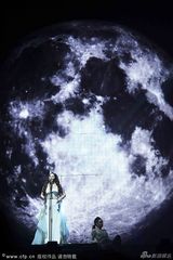 组图：莎拉布莱曼广州开唱 光影打造浩瀚宇宙