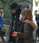 组图：林志玲宽檐帽遮脸无人识 中年男子偷瞄