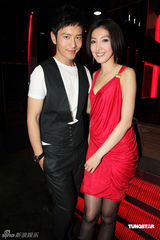 幻灯图：黄晓明杨谨华夜店拍MV 暧昧色诱画面火辣