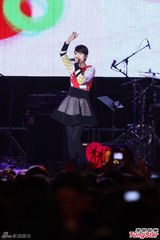 组图：S.H.E杨丞琳王心凌high爆七万人