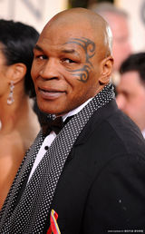 高清组图：拳王泰森绅士装亮相金球奖红毯