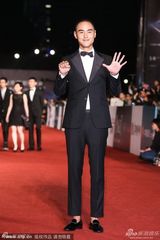 组图：阮经天走红毯秀大长腿展好身材