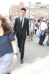 组图：Ella订婚宴现场图曝光 大花轿喜庆阿雅送祝福