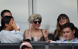 幻灯图：Lady gaga铆钉装看棒球赛 不满球员竖中指