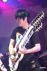 组图：八三夭开唱阿信站台 欲学谢和弦微博放料