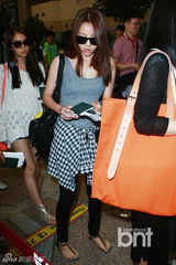 组图：KARA素颜现身机场墨镜遮面为新曲飞日本