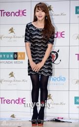 组图：韩成人聊天秀节目发布 女星弯腰挤胸露沟