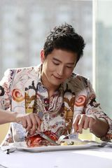 组图：张峻宁杂志大片 化身优雅美食家