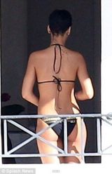 组图：蕾哈娜比基尼身材瘦削 戴墨镜瞄狗仔表情严肃