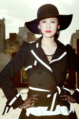 组图：张光北娇妻陈炜大片红唇美艳