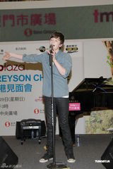 组图：Greyson Chance首见香港歌迷 被揩油亲脸颊