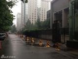 组图：李天一案开庭在即 媒体雨中守候