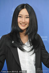 幻灯图集：成龙柏林现场唱《大兵小将》主题曲