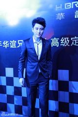 组图：贾乃亮帅气出席时尚活动人气爆棚