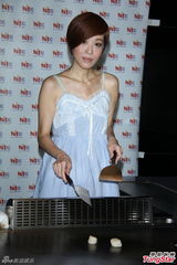 组图：陈珊妮露香肩成性感厨娘 闻婚变立马变脸