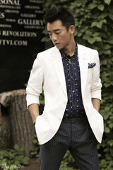 组图：郑恺最新街拍演绎顽皮型男