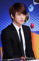 组图：韩团JYJ着帅气西装参加韩日交流大使委任式