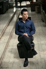 组图：张桐新写真帅气洒脱 显80后熟男文艺范儿