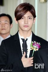 组图：东方神起昌珉出席纳税活动正装帅气