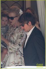 组图：妮可-基德曼鲜花装抱爱女 小萝莉呆萌