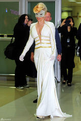 组图：LADY GAGA抵达韩国金浦机场 性感白裙优雅