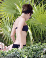 组图：贝金赛尔比基尼度假 凹造型秀S曲线