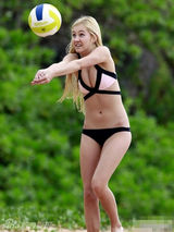 组图：养眼嫩模沙滩玩排球 穿比基尼晃B奶兴奋