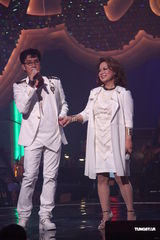 组图：谭咏麟杜丽莎携手开唱 钟镇涛等好友助阵