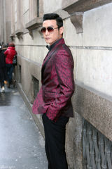 组图：陆毅米兰秀场摆大长腿POSE人气爆棚