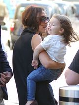 组图：辣妹带七公主现身车站 赴巴黎与小贝庆生