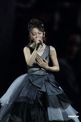 组图：昆凌时尚盛典走秀 Bigbang压轴助阵