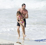 组图：休-杰克曼大秀健硕身材 与儿女海边逐浪嬉戏