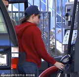 组图：暮光女红色休闲装踩彩色雪地靴自驾出行