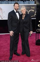 组图：休-杰克曼携老婆黛博拉恩爱亮相红毯