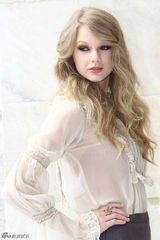 组图：泰勒-斯威夫特亮相米兰时装周装扮甜美