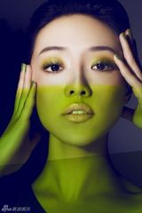 组图：邓家佳拍摄《精品》大片 狂澜当季彩色风暴