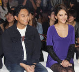 组图：应采儿产后首亮相秀好身材 谈育儿当严母