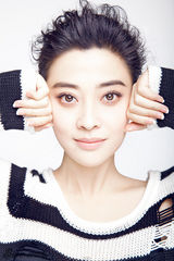 组图：梅婷写真笑容明媚开心展示靓甲