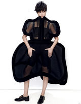 组图：李宇春大片戴羽冠高冷 透明镶钻装秀蛮腰