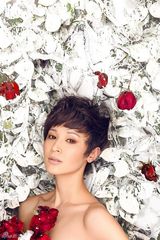 组图：石小群演绎雪与玫瑰的交织的单身情人节