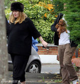 组图：阿黛尔怀孕六月大腹便便 与男友逛公园