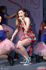 组图：安心亚爆乳装火辣亮相 大跳“倒奶”舞