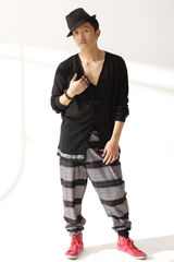 组图：涂松岩写真展另类风尚 诠释性感嬉皮雅士