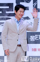 组图：严正花露胸黑裙性感宣传新片《蒙太奇》