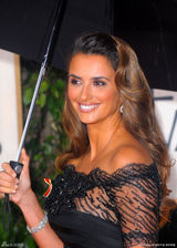 高清组图：佩内洛普-克鲁兹黑色蕾丝鱼尾裙风韵迷人